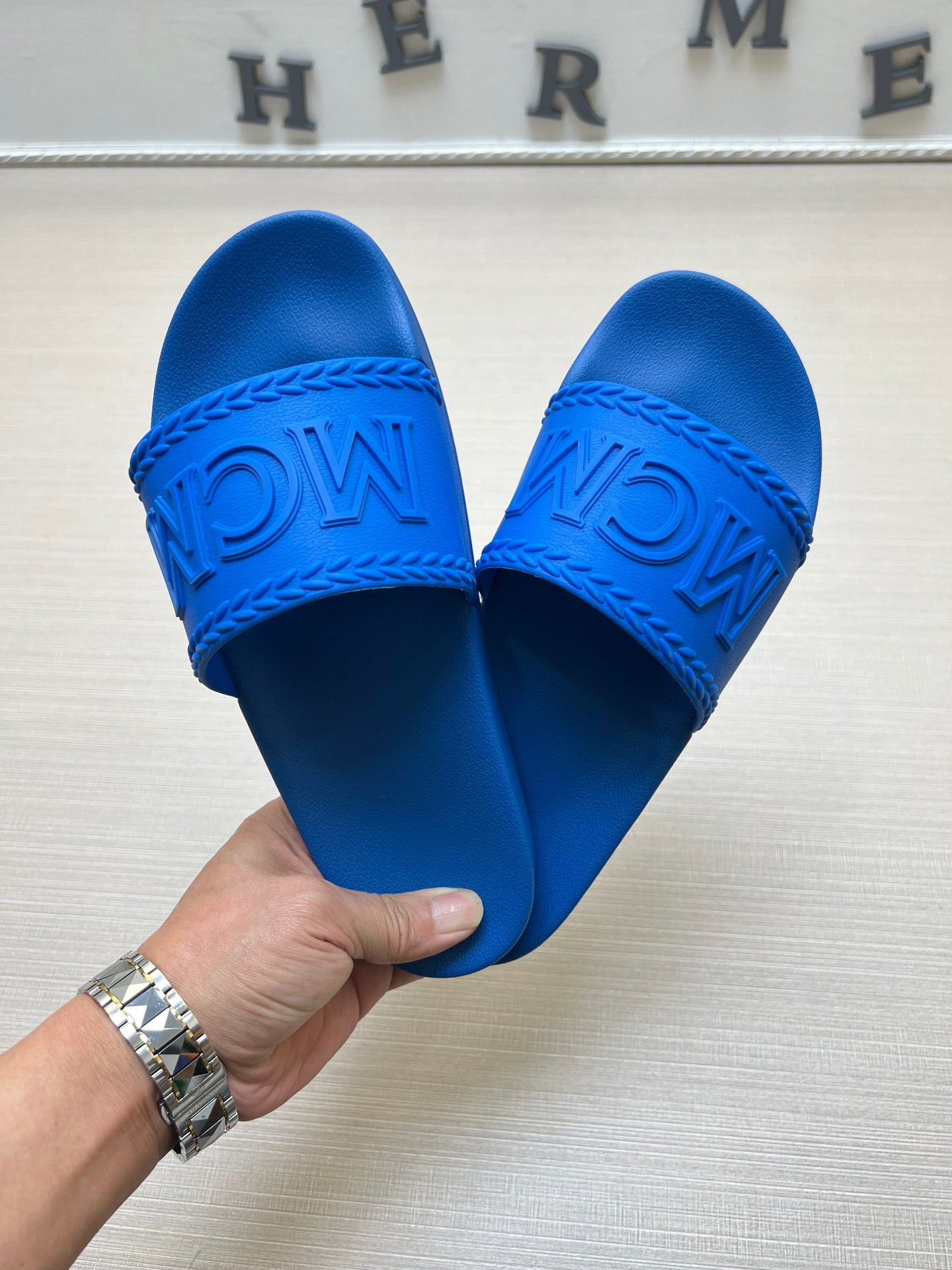 54M42Z    fashion  slippers