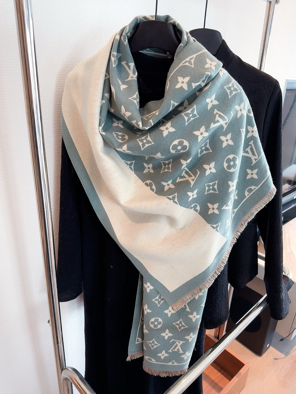 14E377W　 Fashion scarves