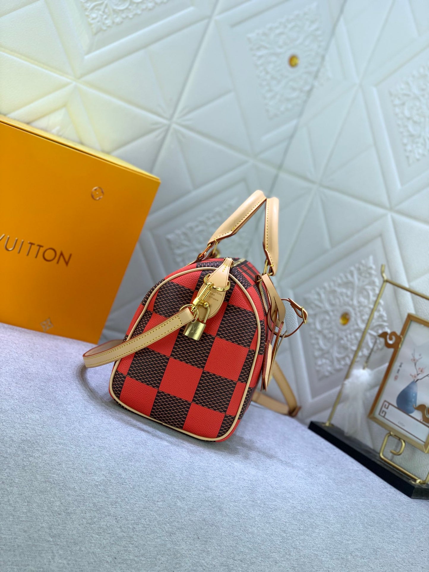 2XE269B  Fashionable leather bag 