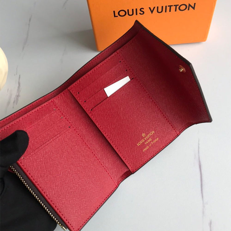 1E4B   Fashionable leather wallets