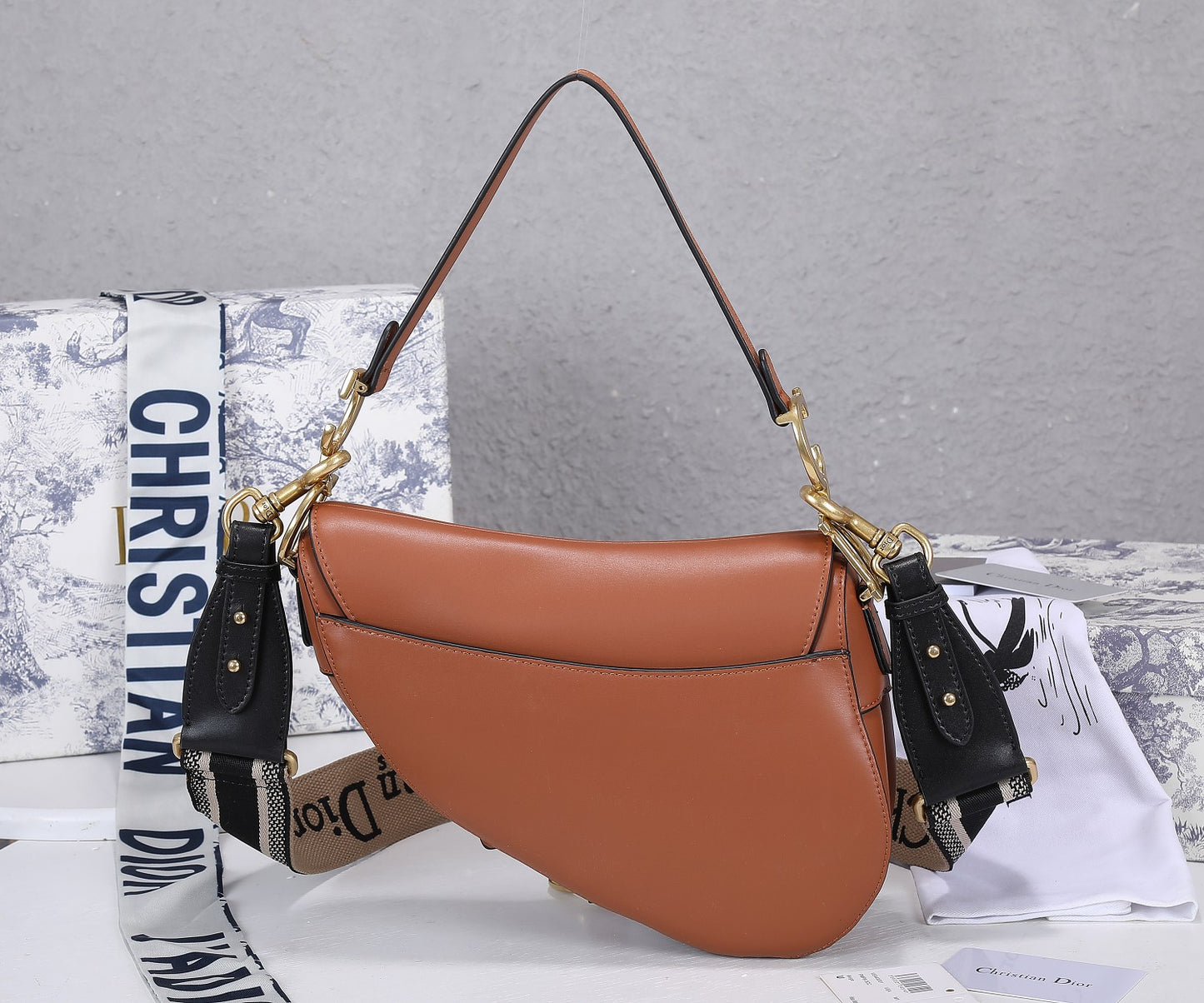 5D11B  Fashionable leather bag 