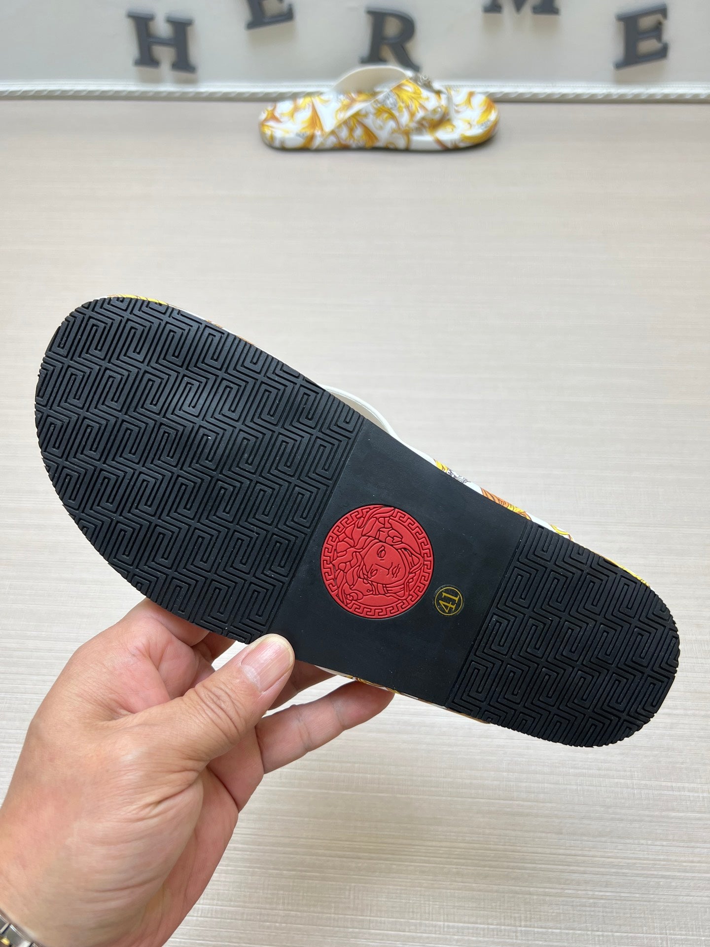 54V96Z   fashion  slippers