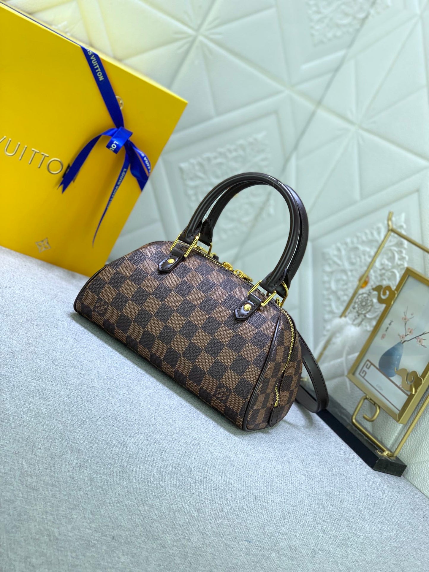 2XE56B  Fashionable leather bag 