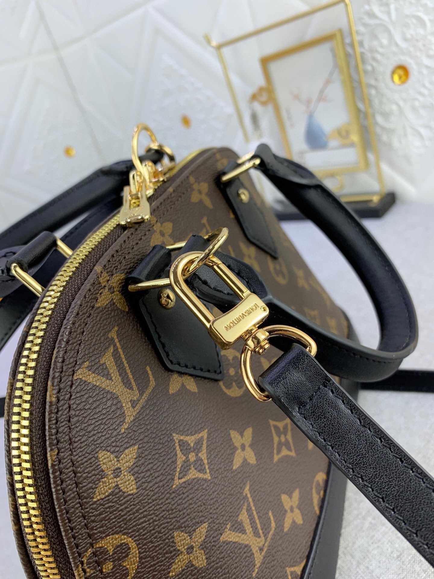 2XE337B  Fashionable leather bag 