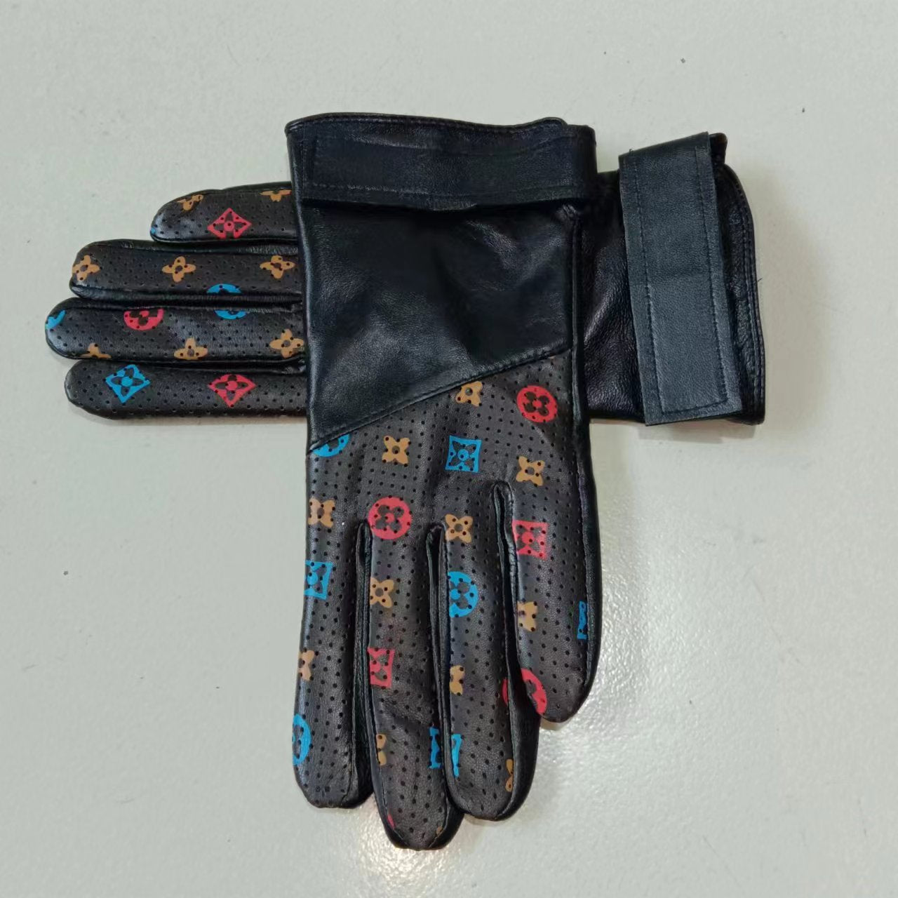 24E90S   Fashion gloves