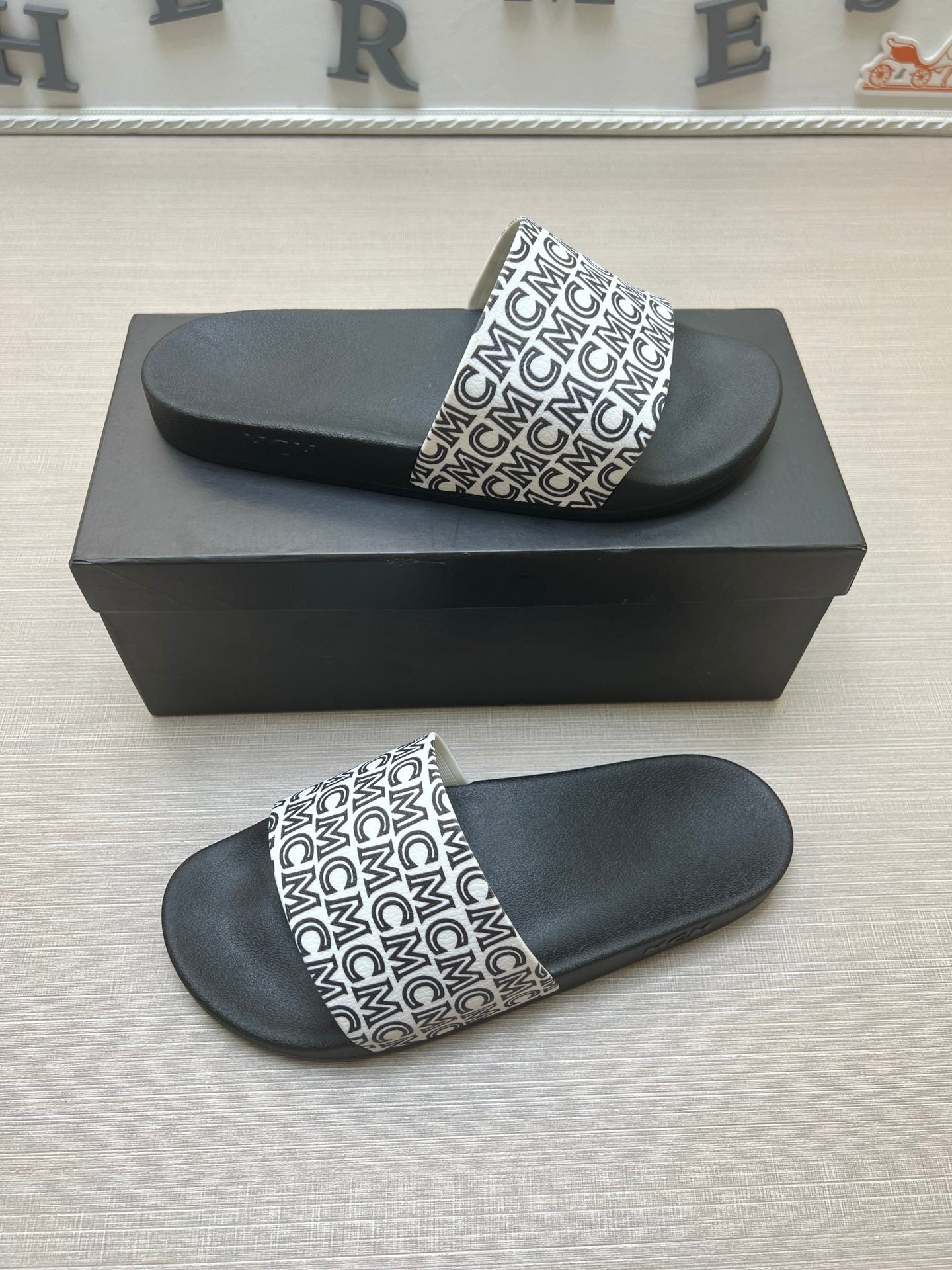 54M45Z   fashion slippers