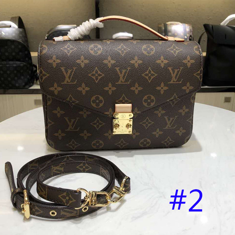 1E65B  Fashionable leather bag 