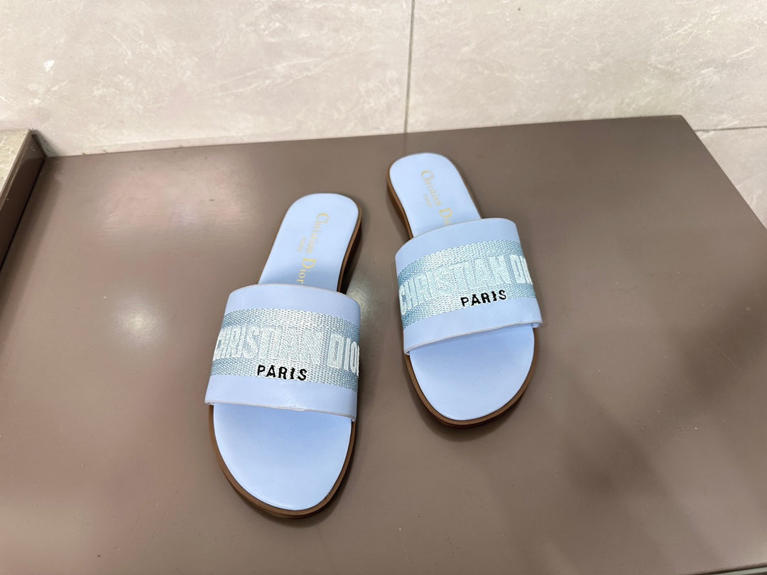 14D32Z   fashion slippers