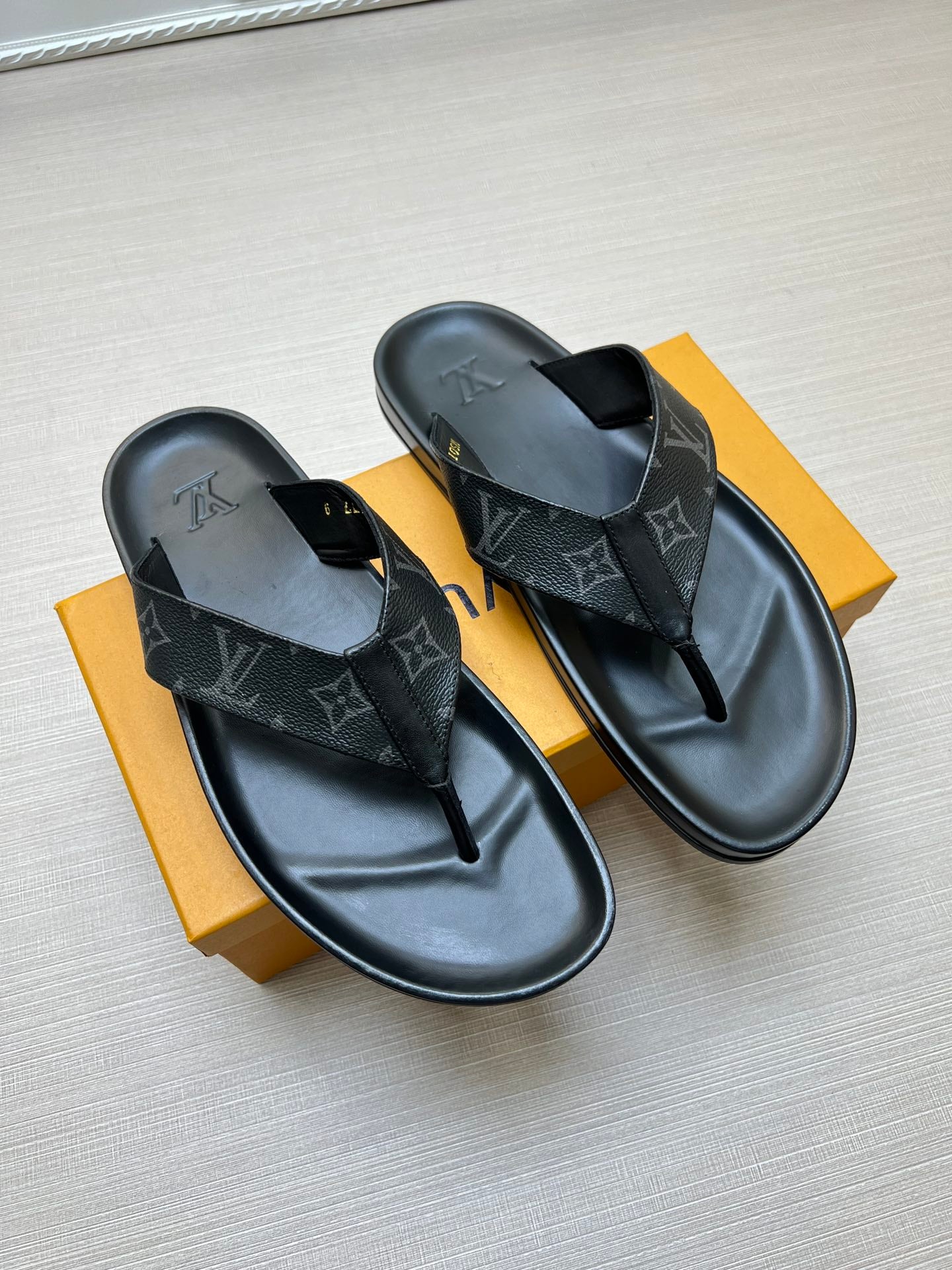 54E86Z   fashion  slippers