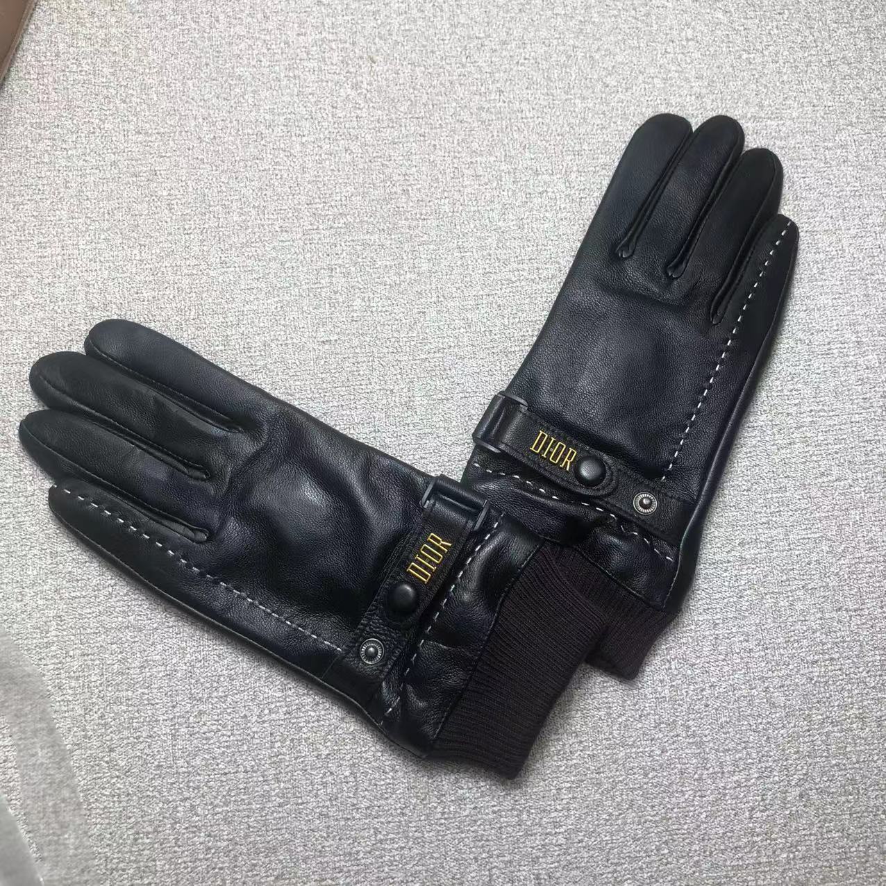 24D82S   Fashion gloves