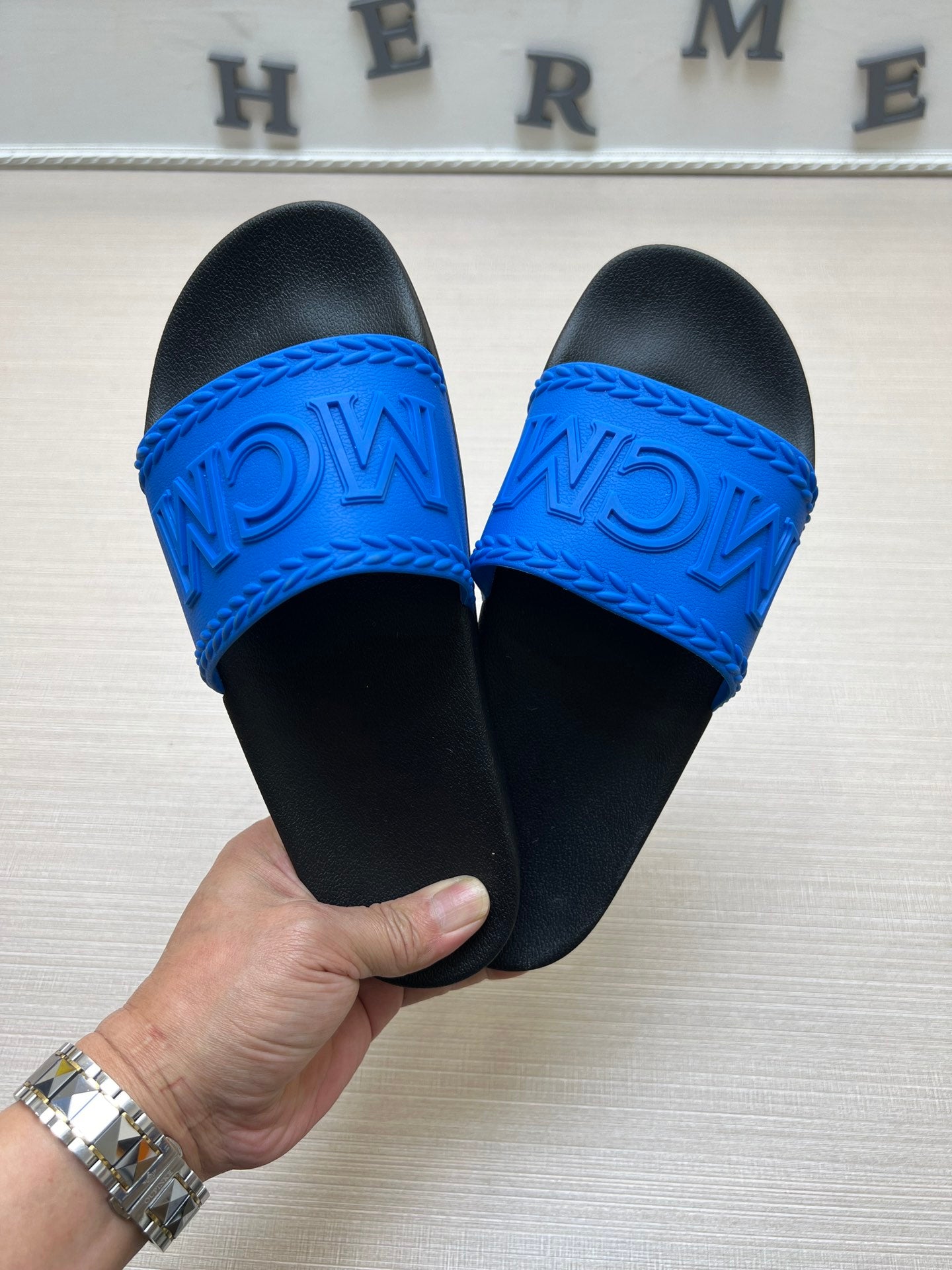 54M42Z    fashion  slippers