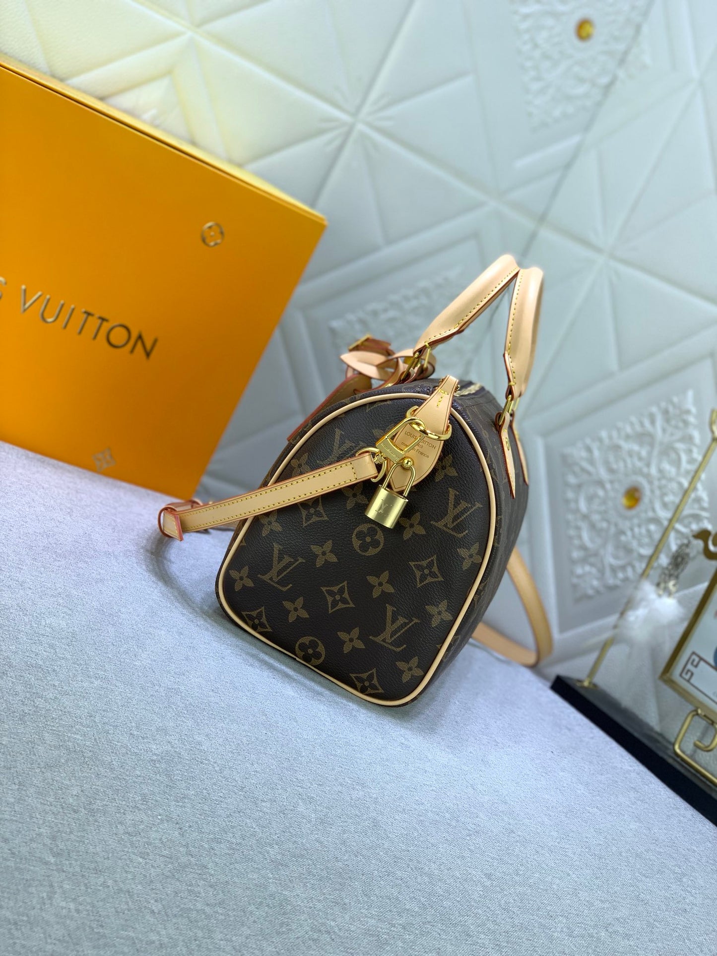 2XE268B  Fashionable leather bag 