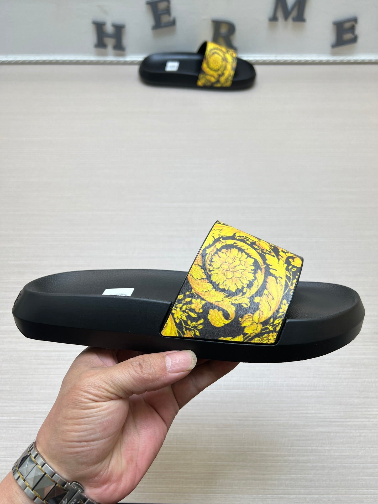 54V166Z   fashion slippers