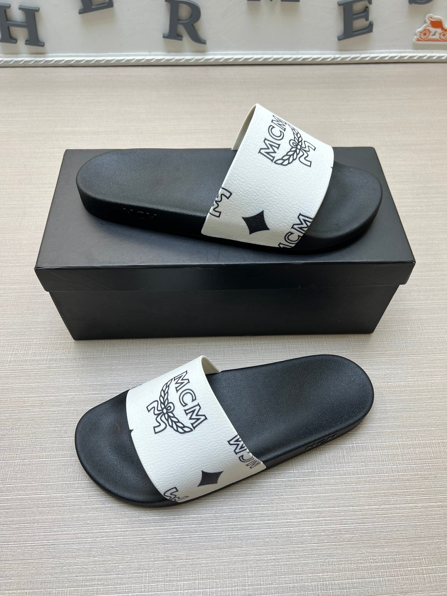 54M43Z  fashion   slippers