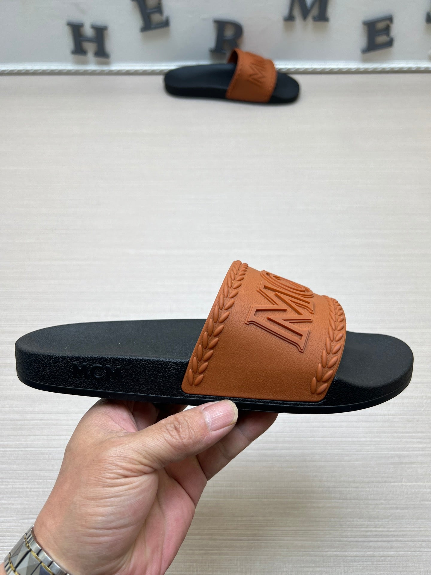 54M42Z    fashion  slippers