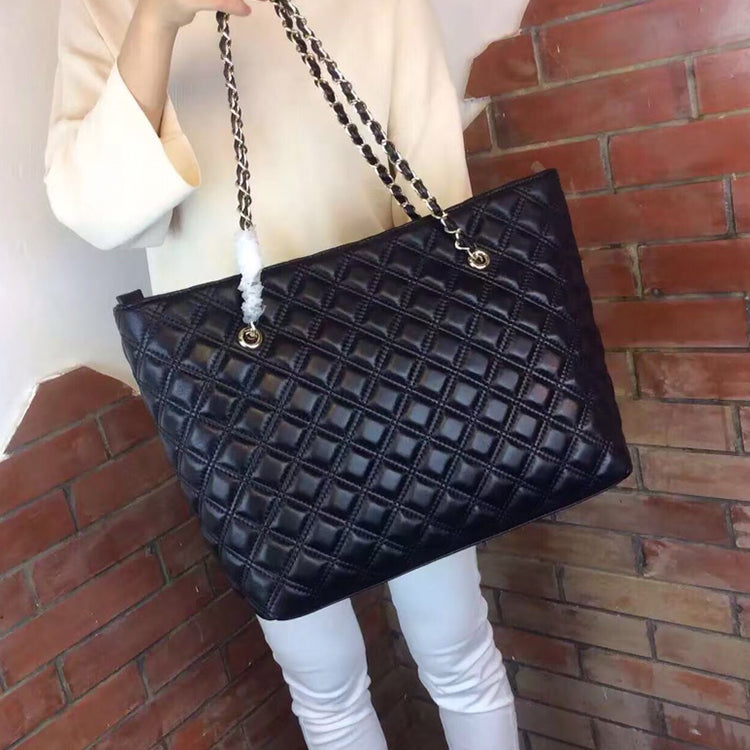 55C2B  Fashionable leather bag 