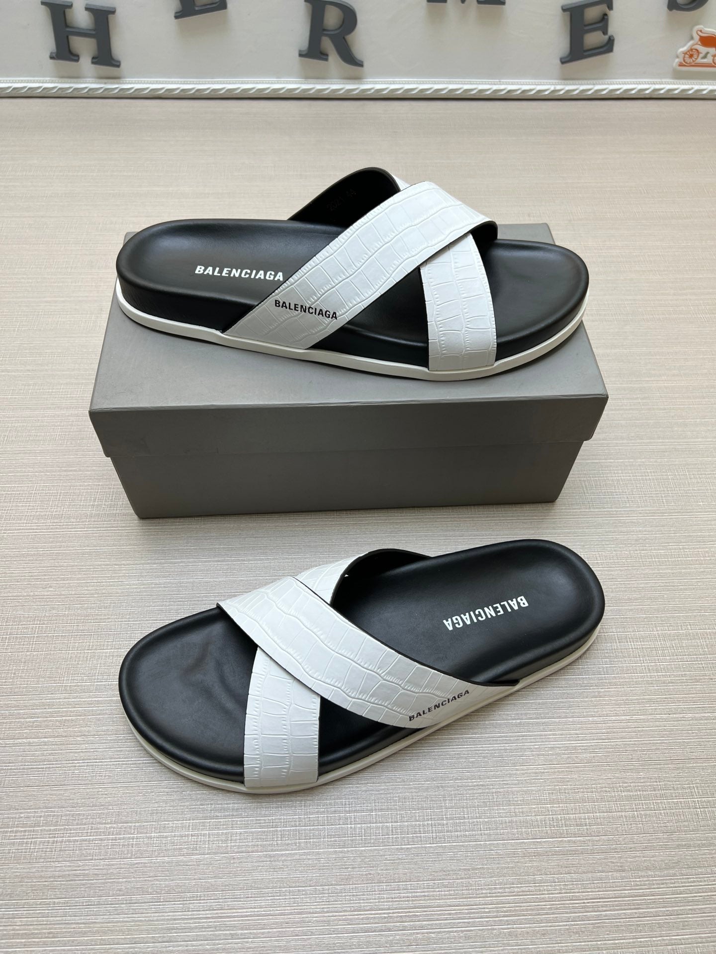 54J97Z    fashion  slippers