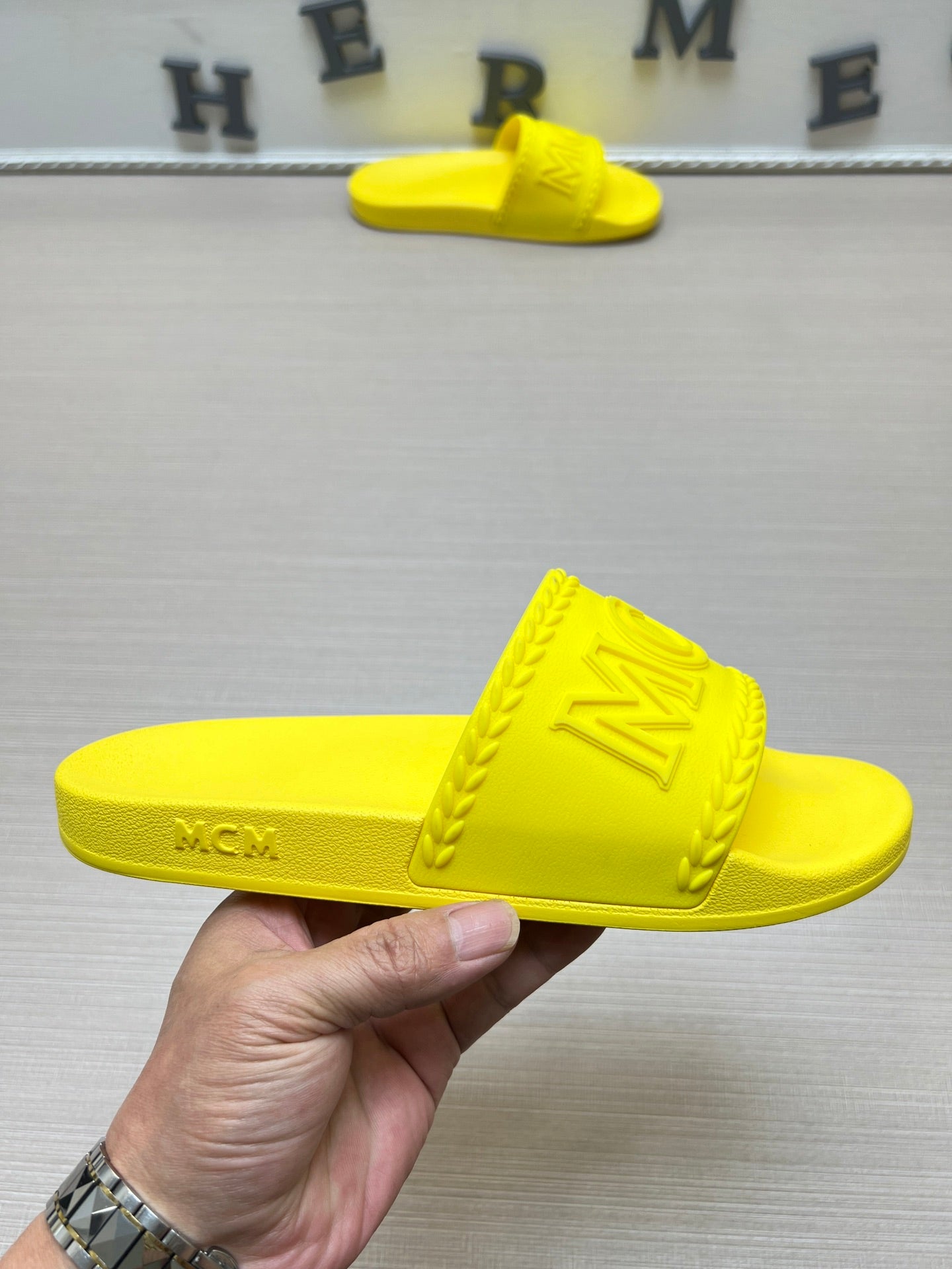 54M42Z    fashion  slippers