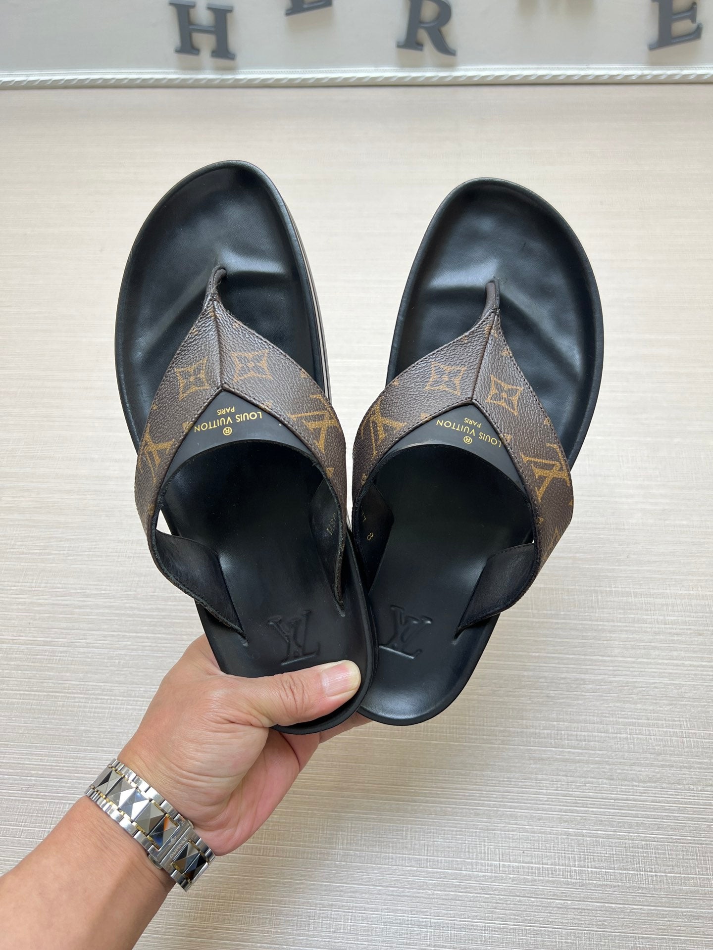 54E85Z   fashion slippers