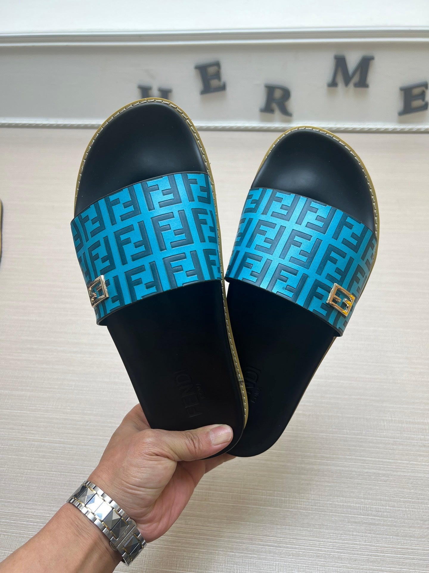 54F121Z   fashion  slippers