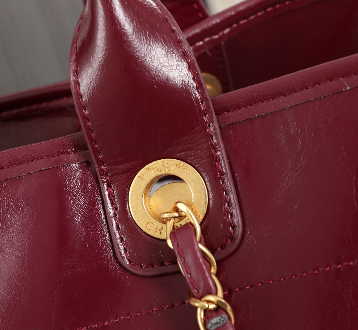 2XE349B  Fashionable leather bag 