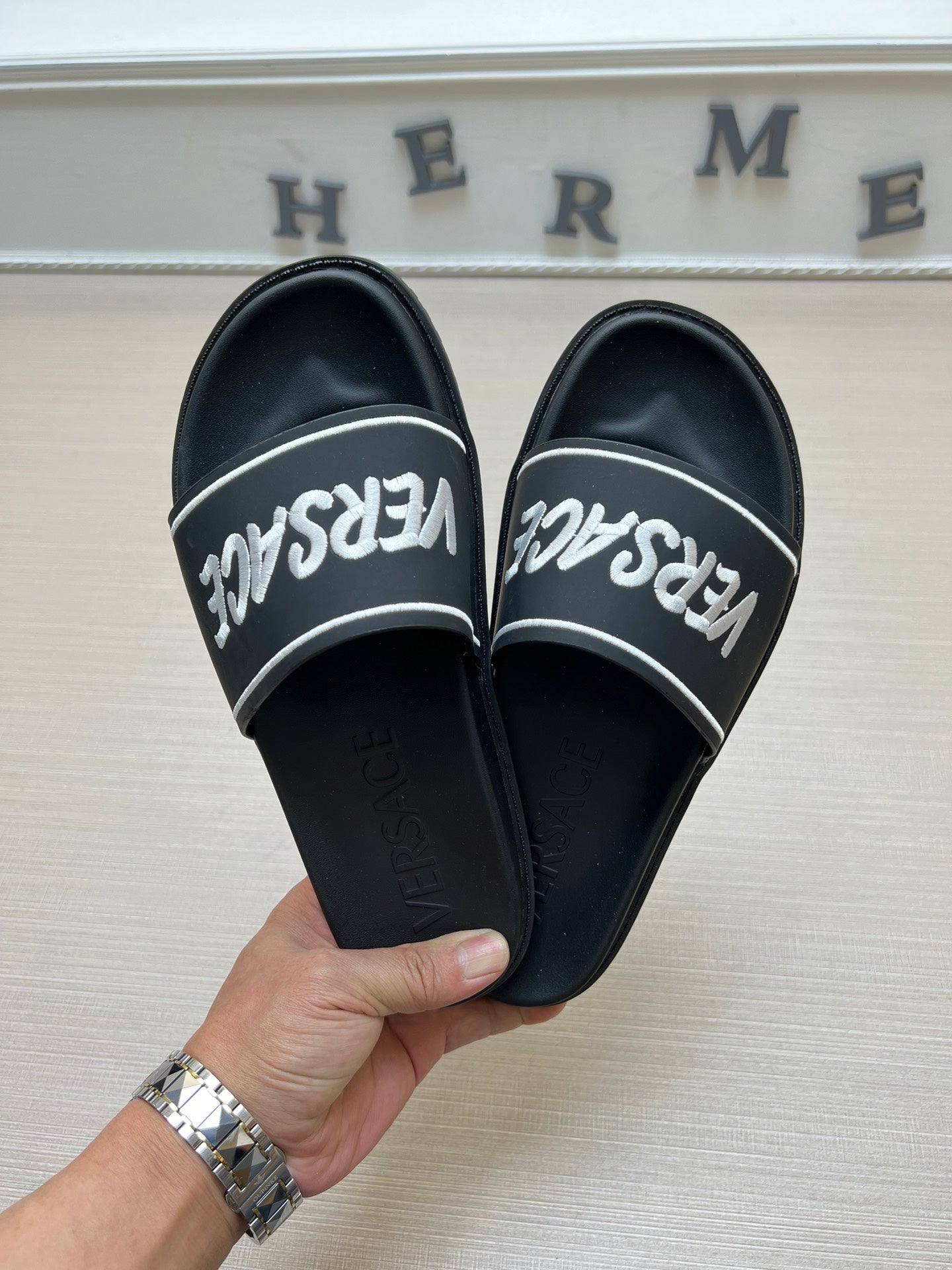 54V54Z   fashion slippers