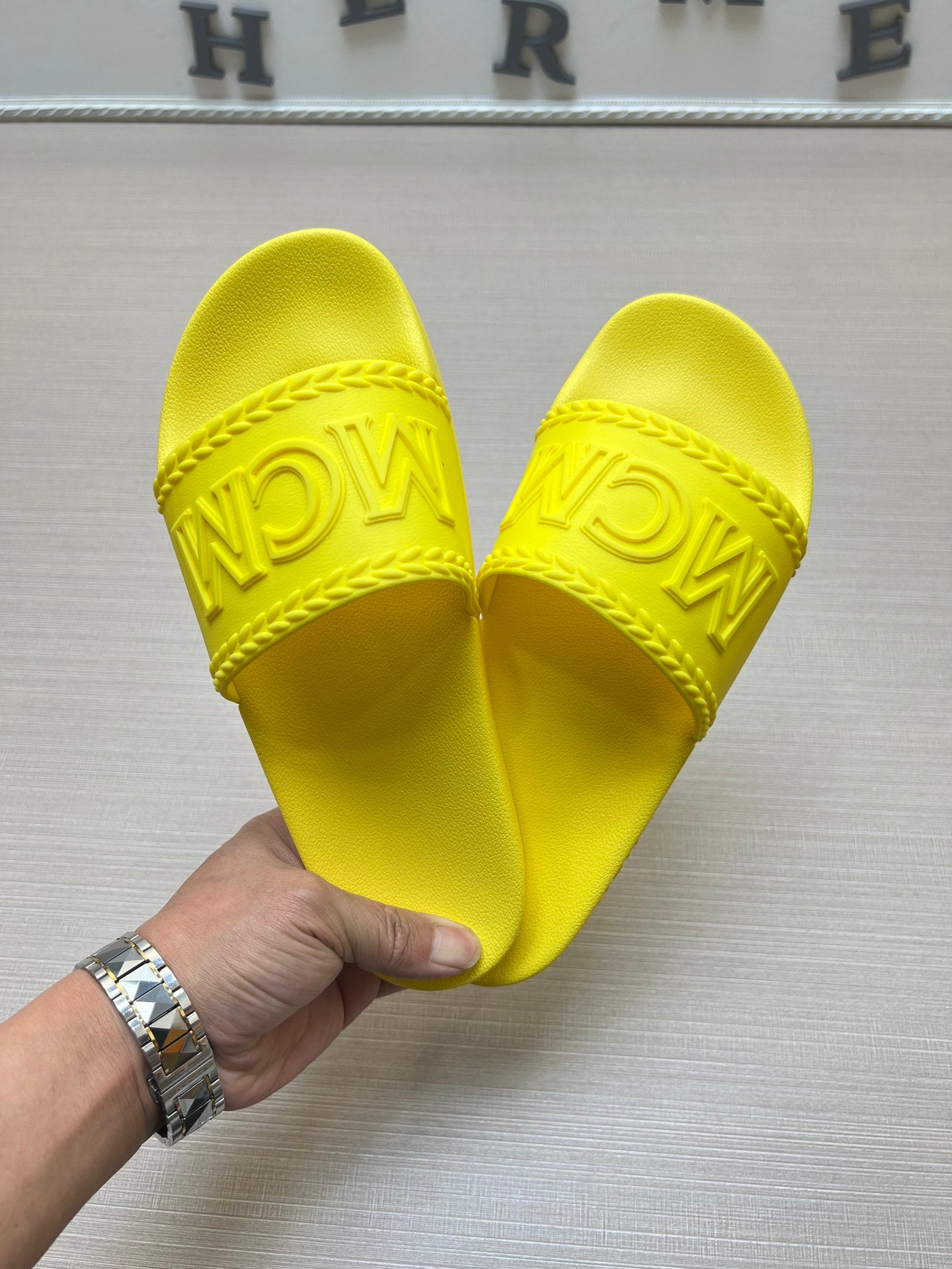 54M42Z    fashion  slippers