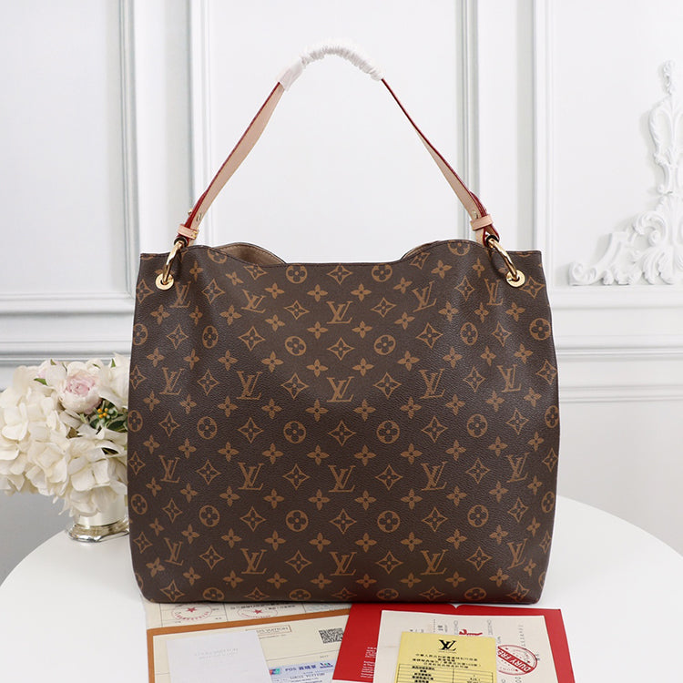 1E84B  Fashionable leather bag 