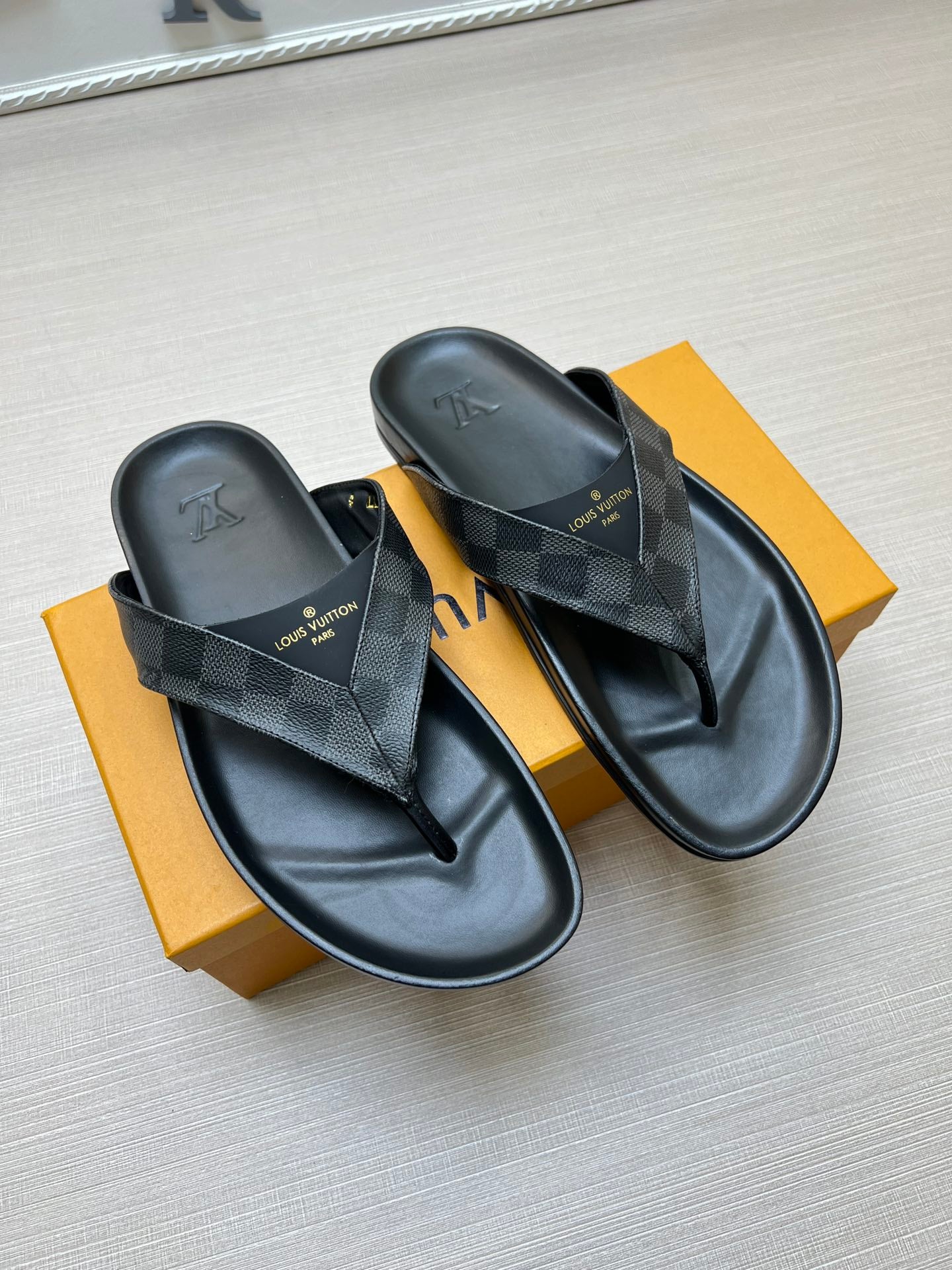 54E85Z   fashion slippers