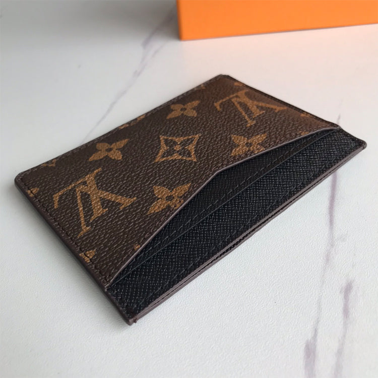 1E54B  Fashionable leather wallets