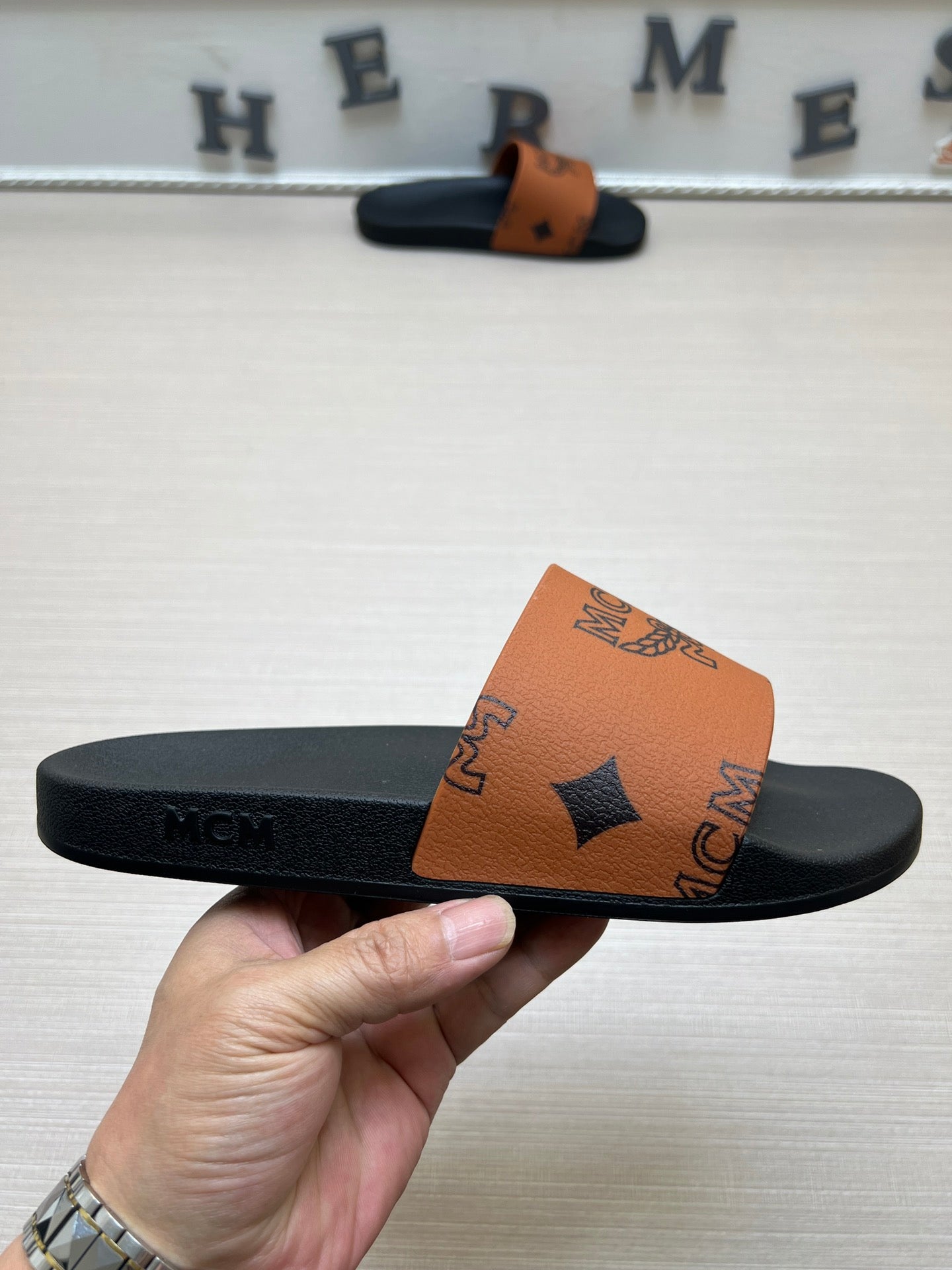 54M43Z  fashion   slippers