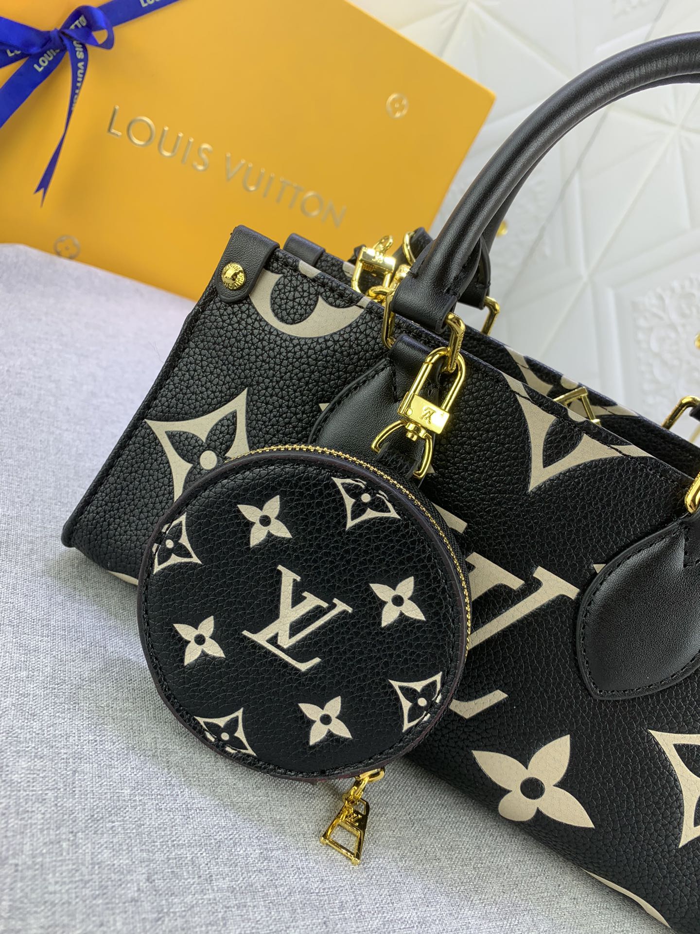 2XE320B  Fashionable leather bag 