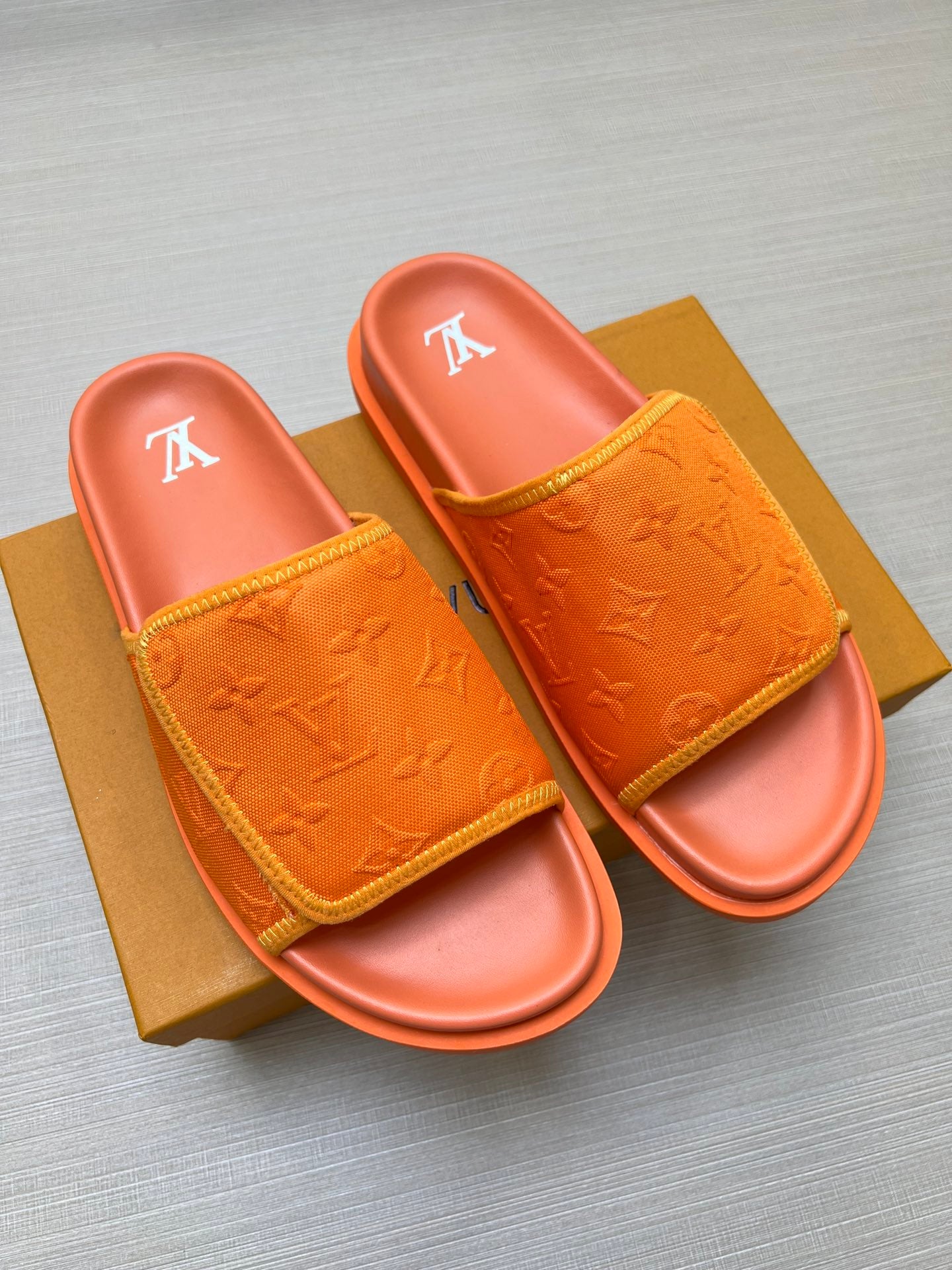 54E14Z    fashion slippers