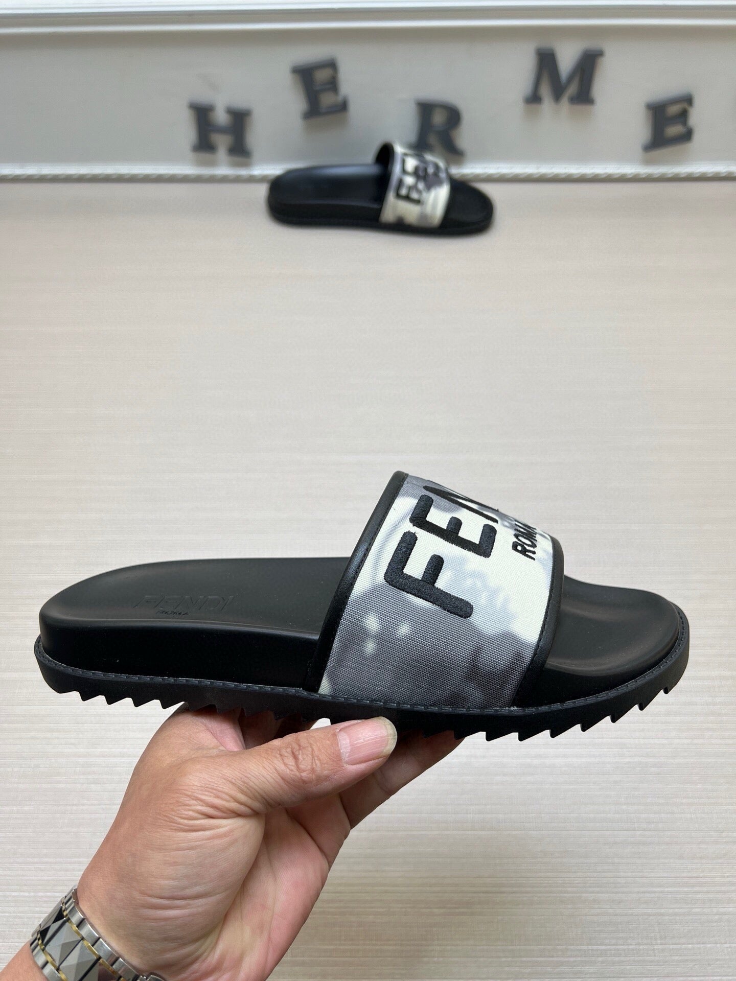 54F24Z    fashion slippers