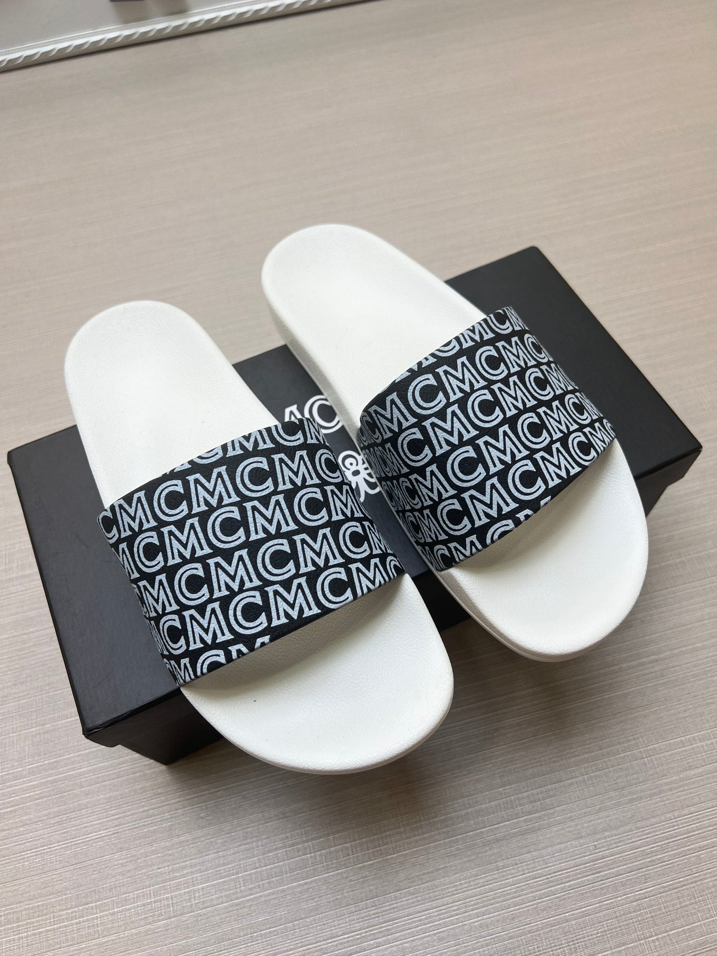 54M45Z   fashion slippers