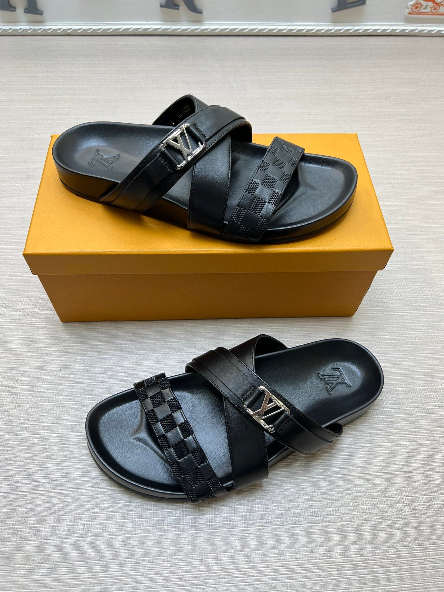 54E88Z    fashion  slippers