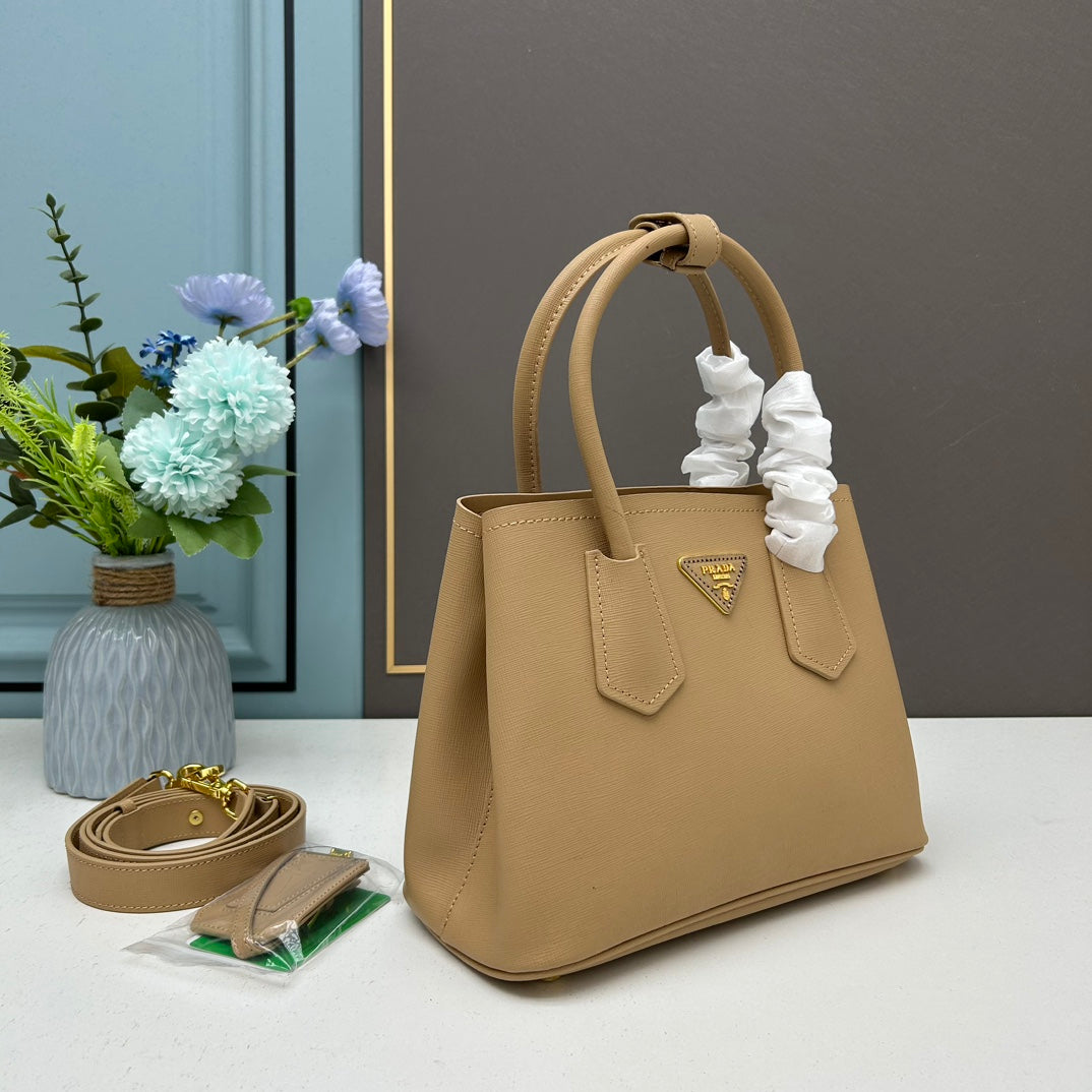 1XPD115B  Fashionable leather bag 