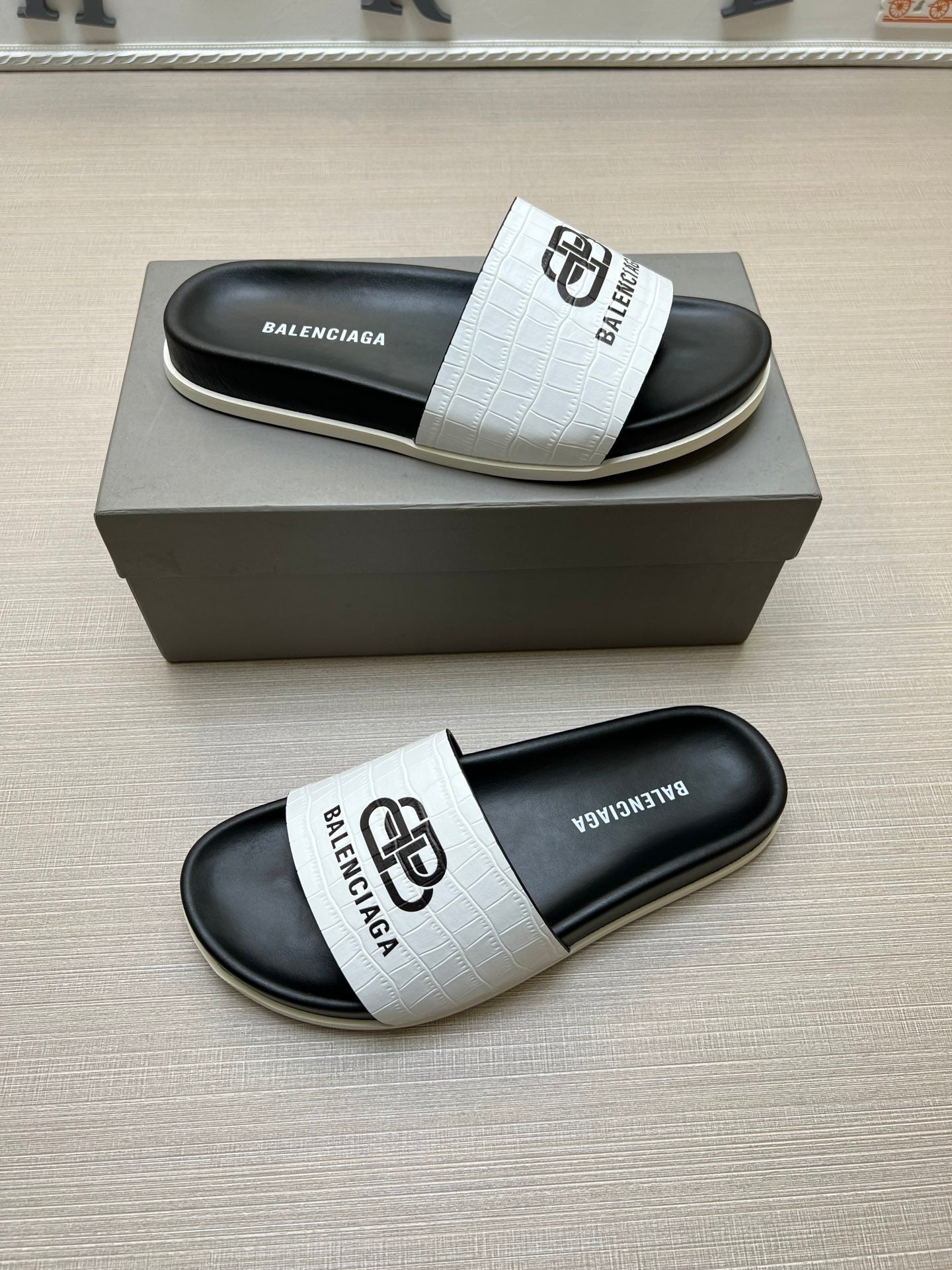 54J99Z   fashion  slippers