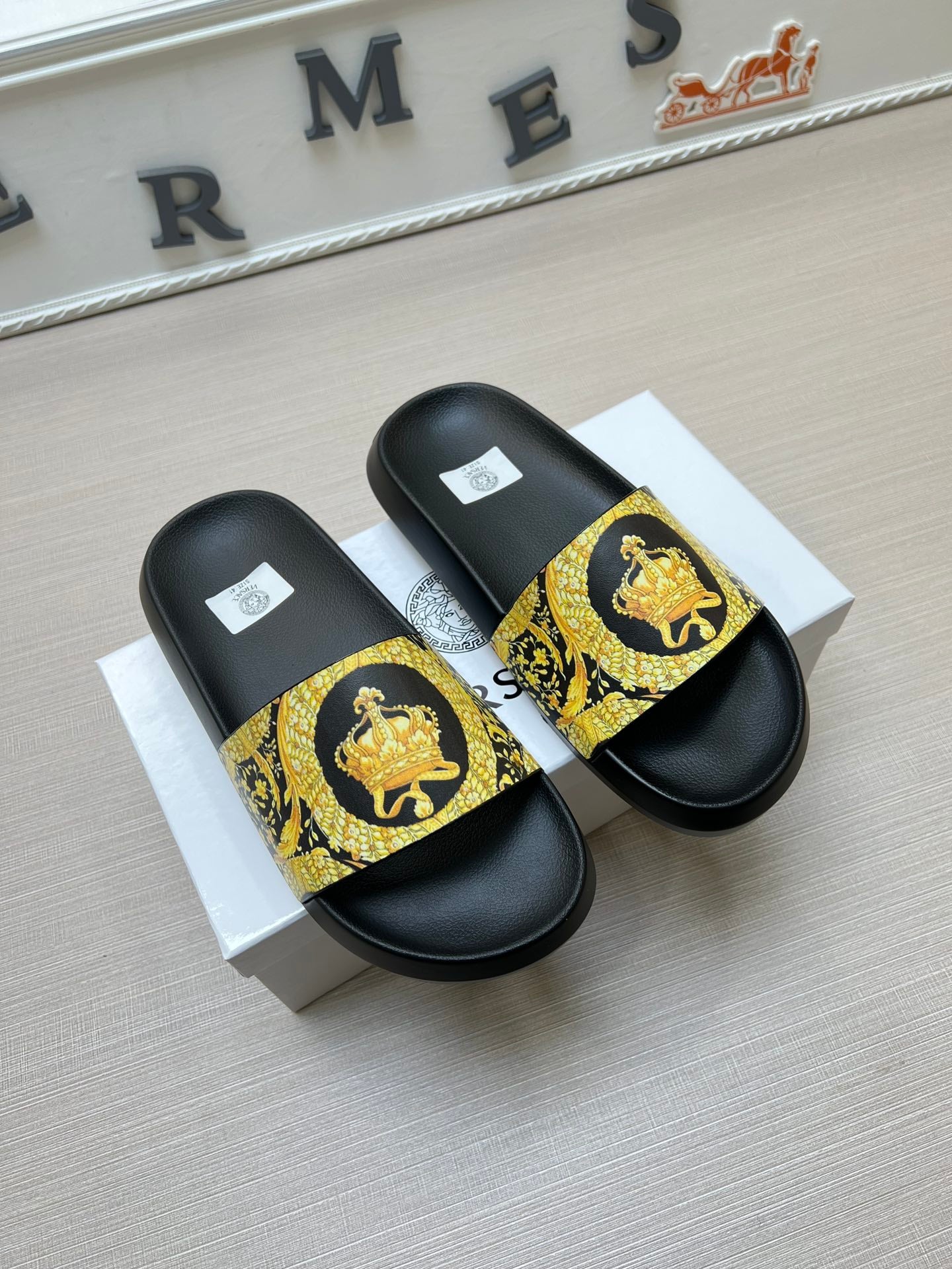 54V163Z    fashion  slippers