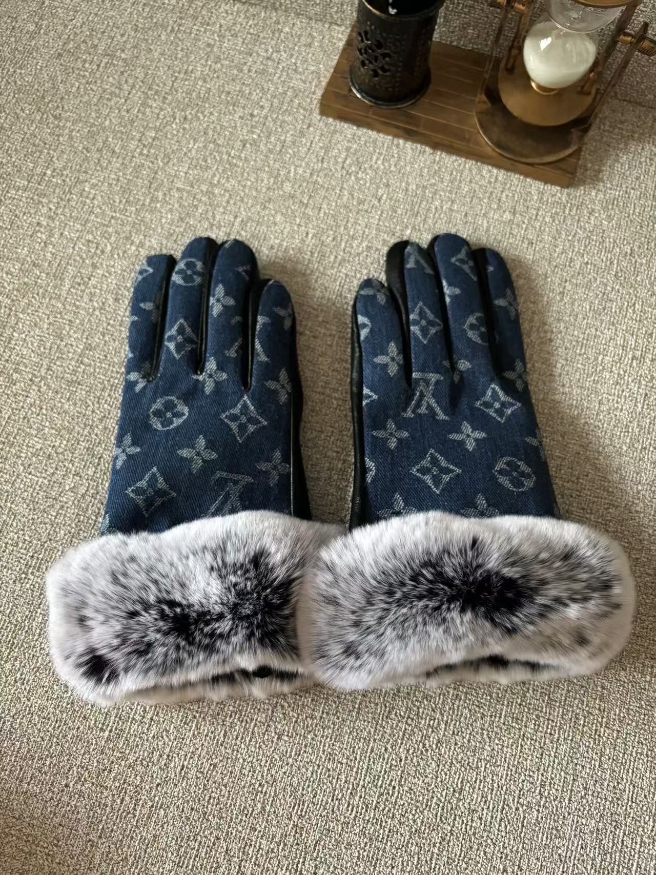 24E104S   Fashion gloves