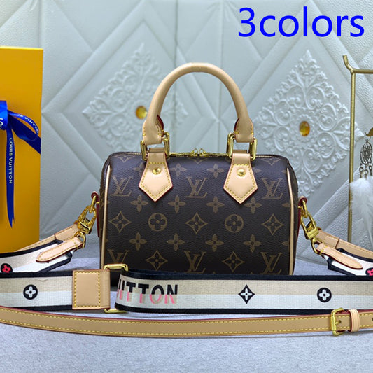 2XE44B  Fashionable leather bag 