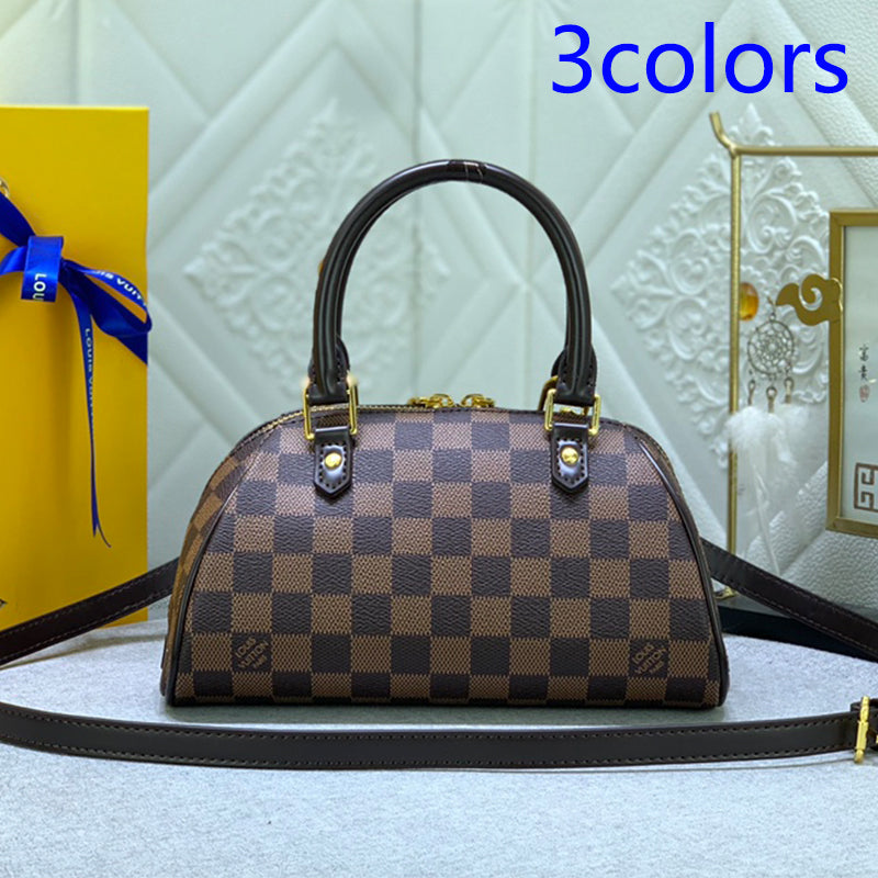 2XE56B  Fashionable leather bag 