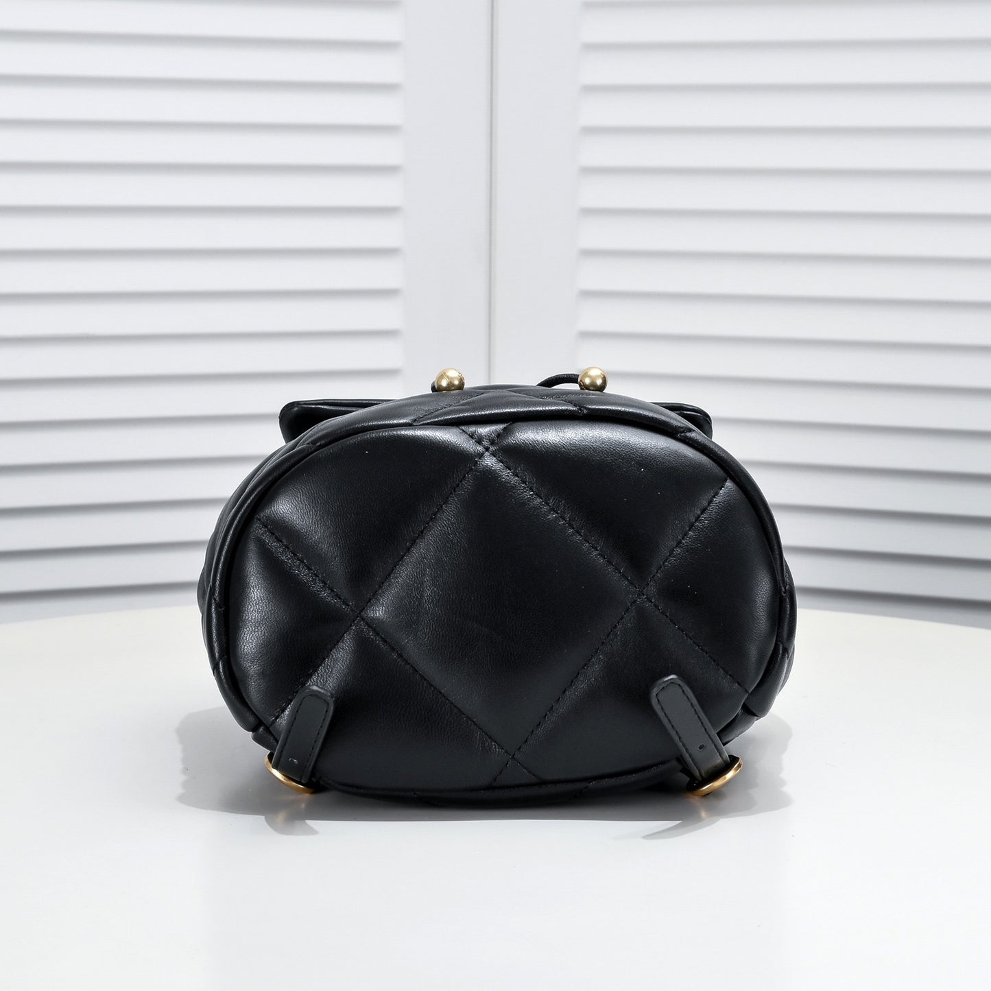 1XC264B  Fashionable leather bag