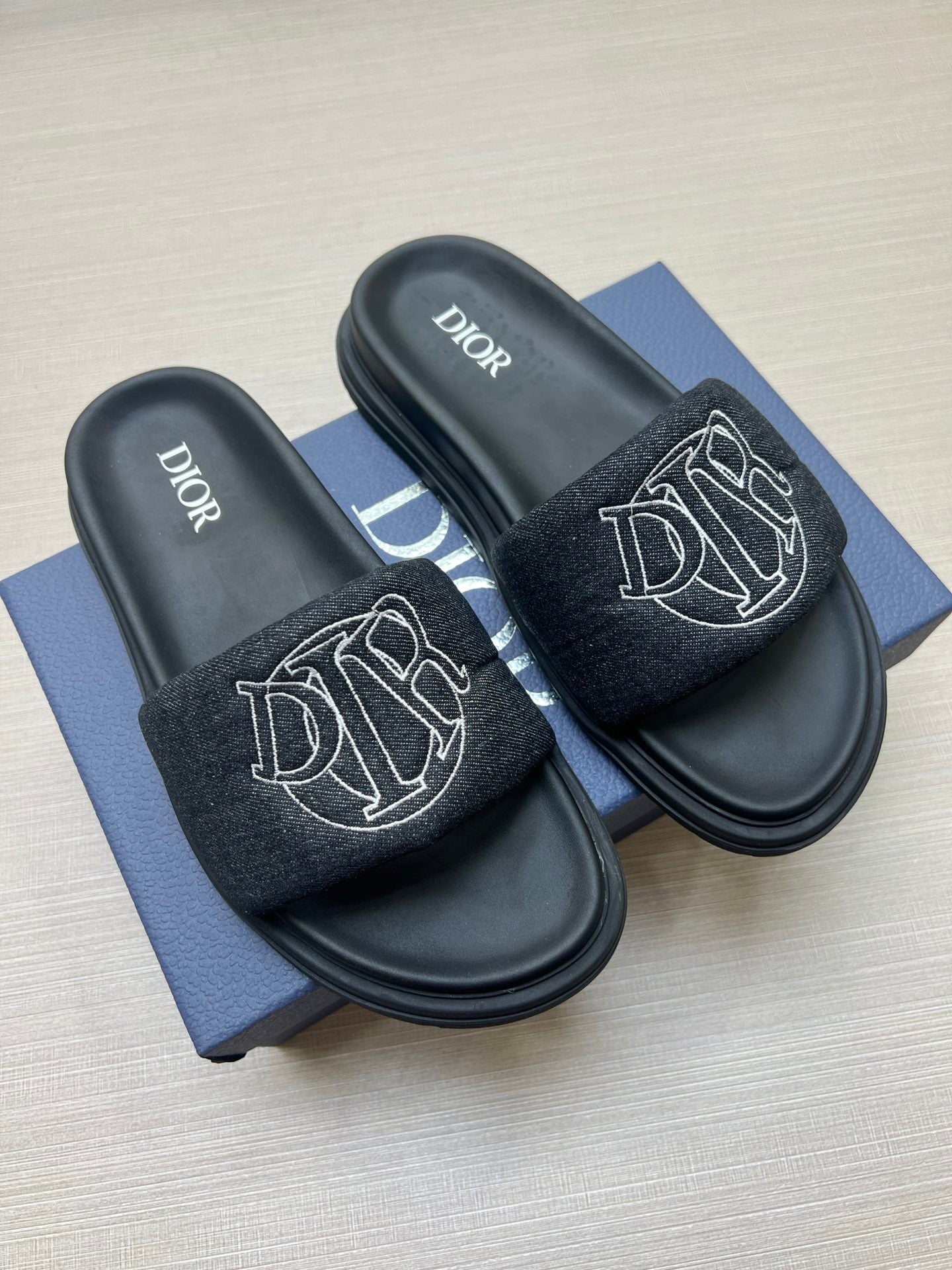 54D168Z   High quality leather slippers