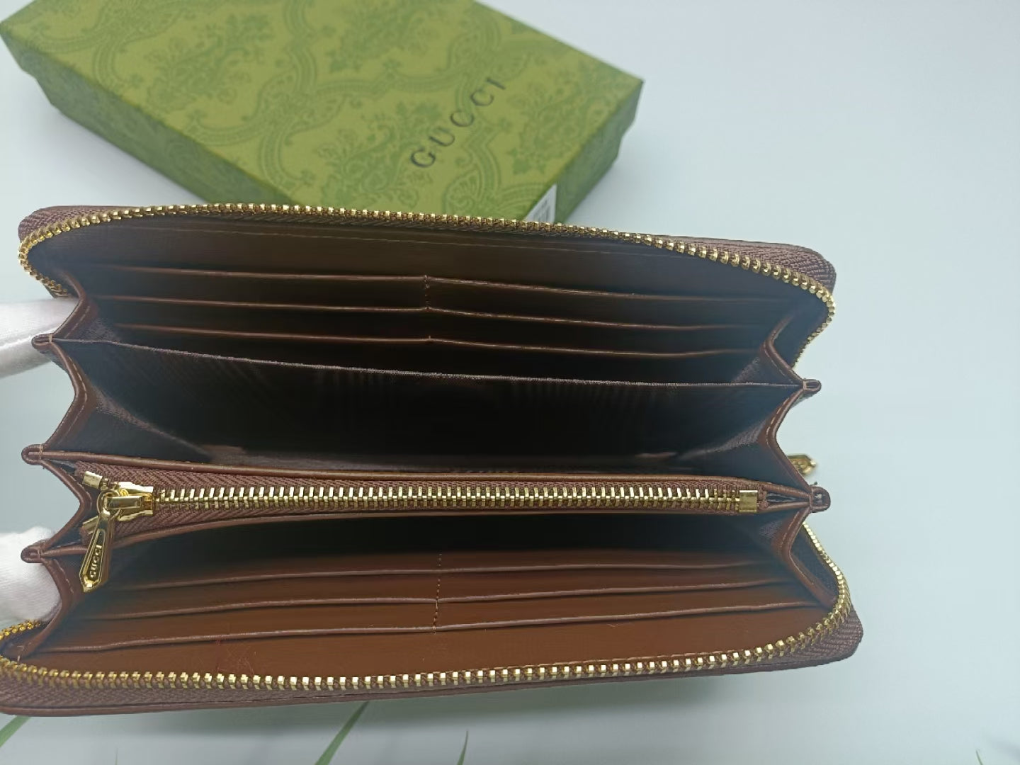 1XB78B  Fashionable leather wallets