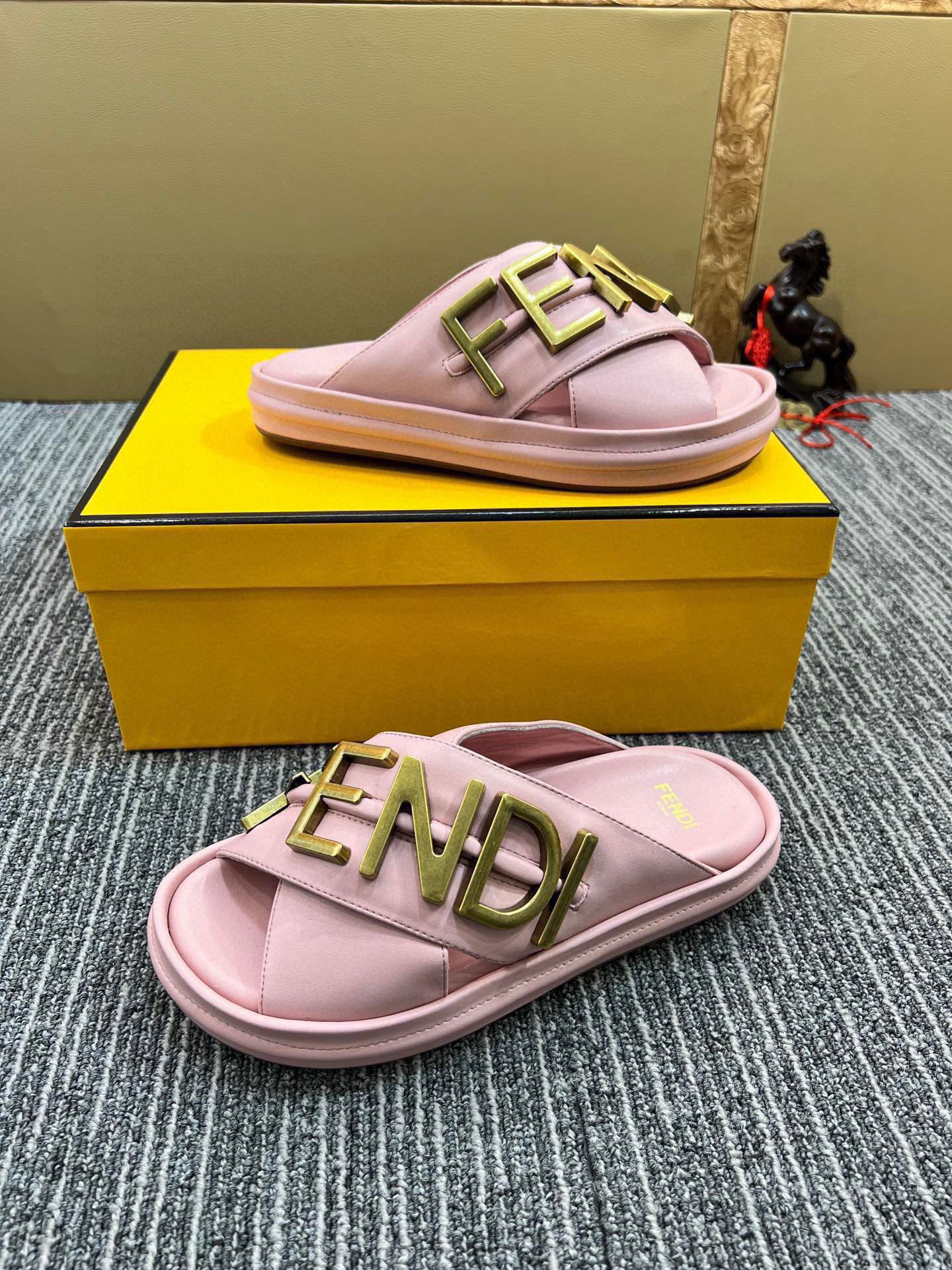 1: 1 High quality leather sandals 5YF93Z