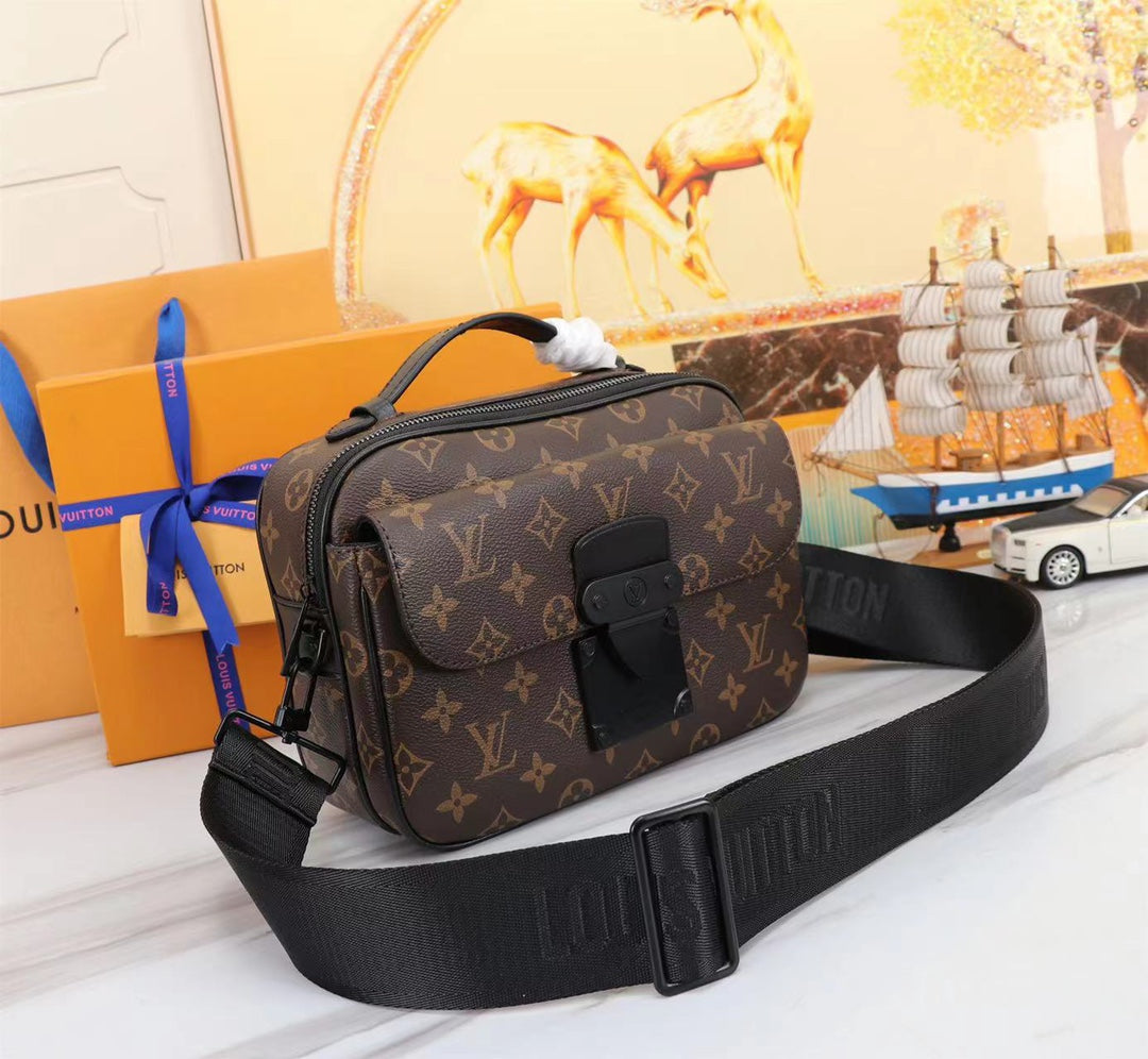 2XE137B  Fashionable leather bag 