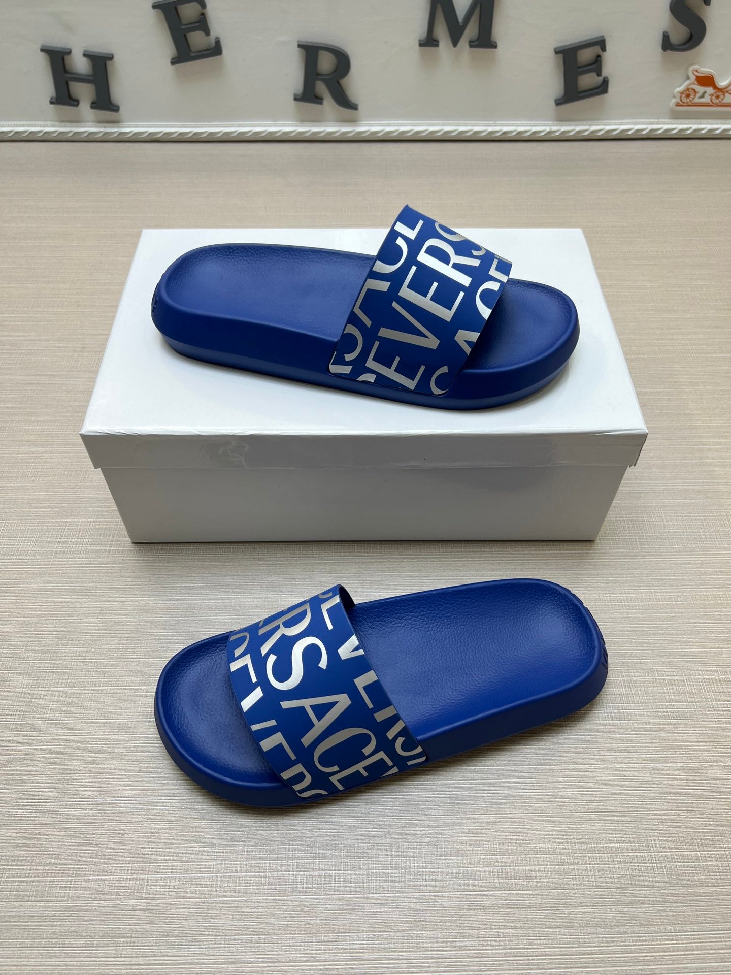 54V108Z  fashion  slippers