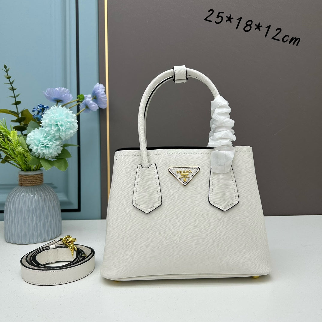 1XPD115B  Fashionable leather bag 