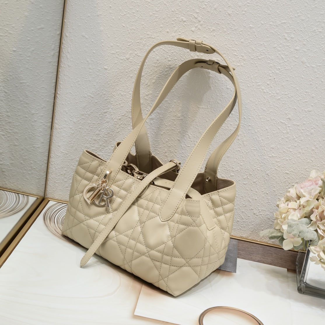 2XD359B  Fashionable leather bag 